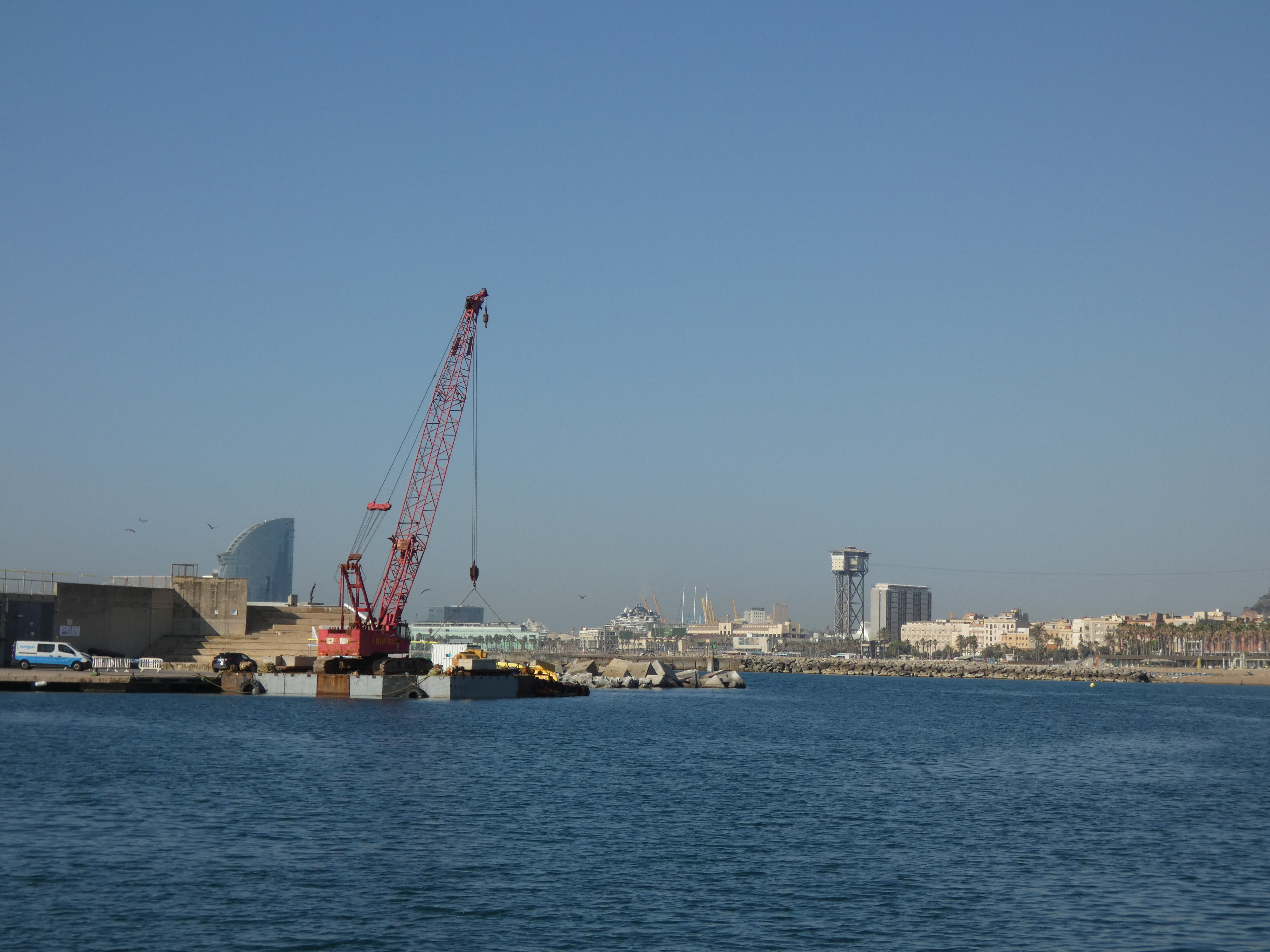 La pontona instal·lada al Port Olímpic substituirà les boies d'argue