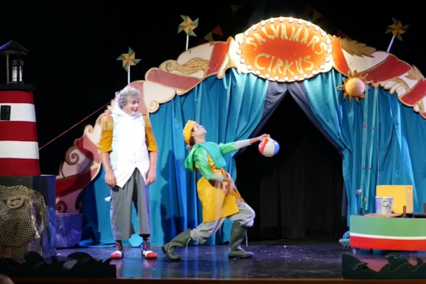 Imatge de l'espectacle Salvamars Cirkus una obra infantil sobre els problemes que generen al mar els plàstics i els efectes del canvi climàtic.